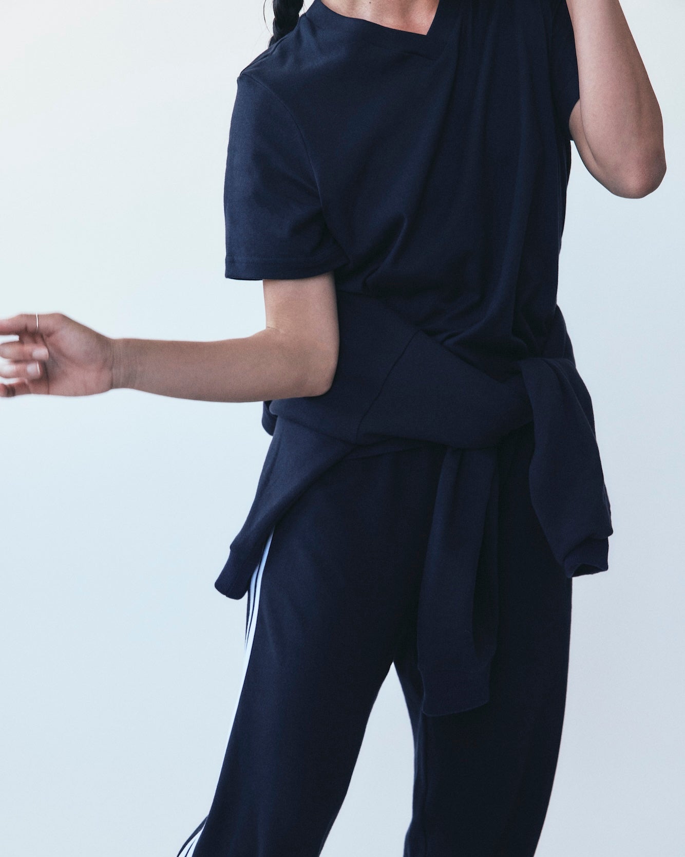 THE NAVY V-NECK TEE