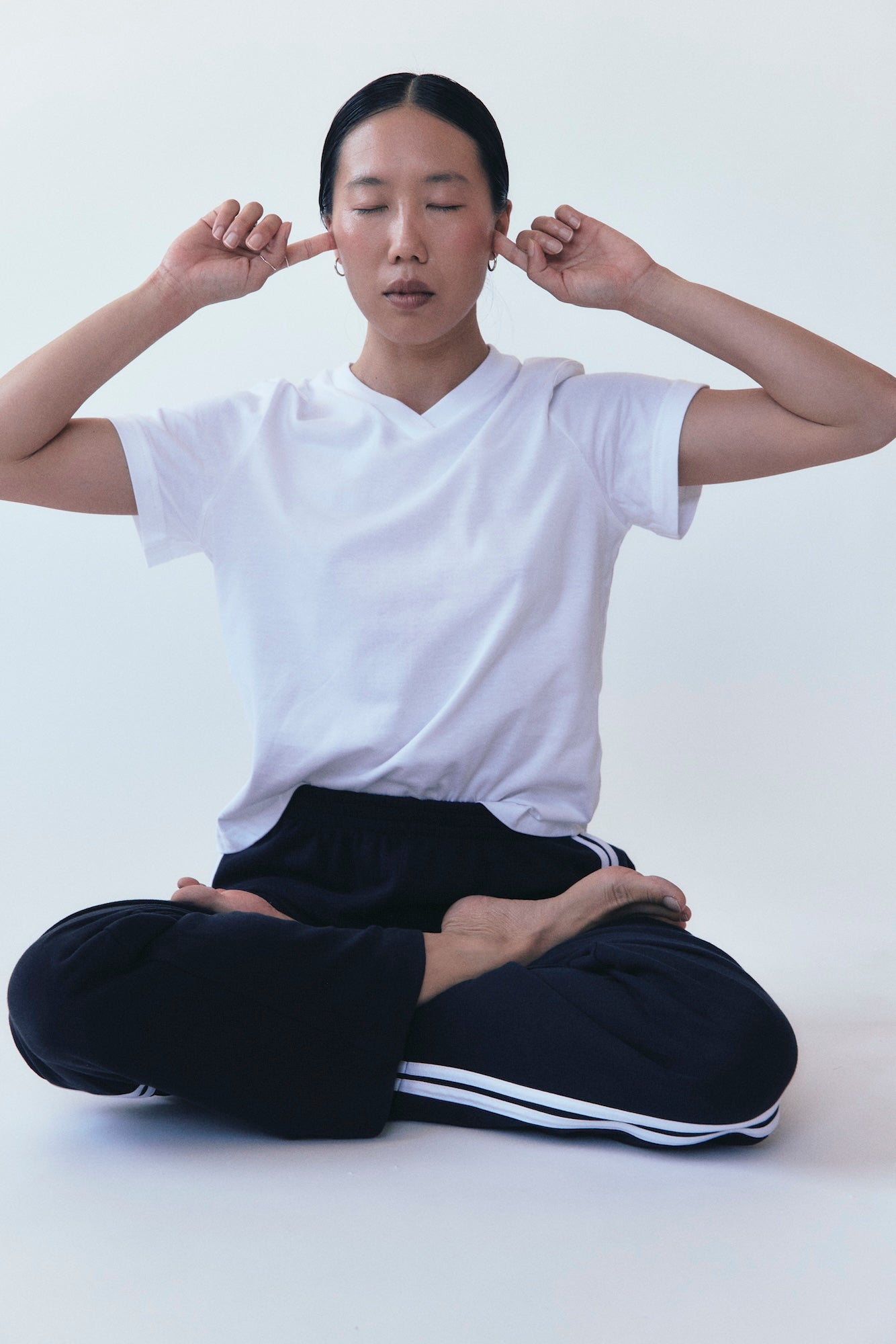 THE WHITE V-NECK TEE